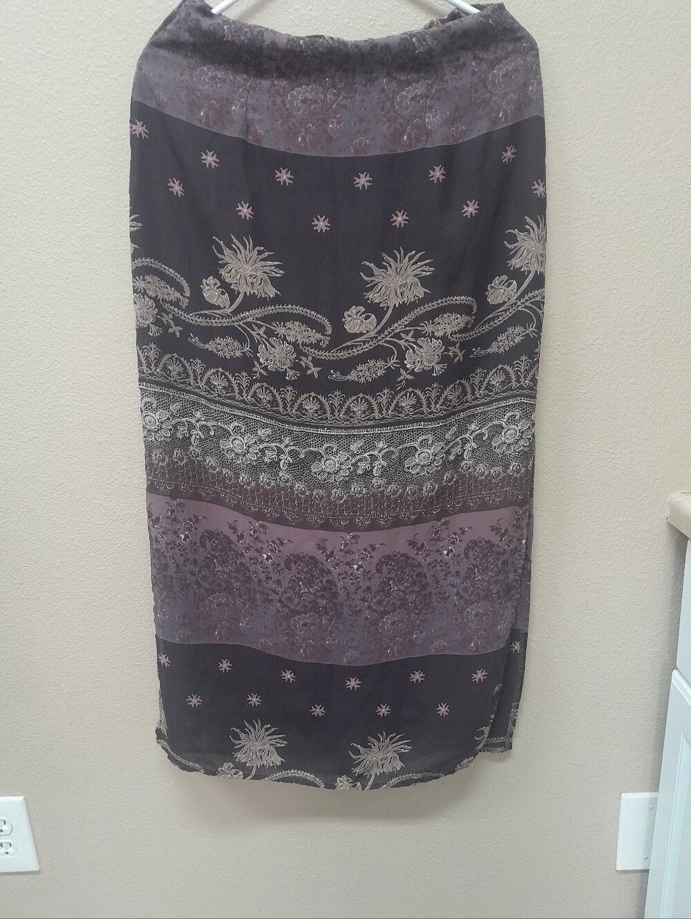 Women"s Boho Paisley Midi Skirt in Black & Mauve Size:S    Source Unknown